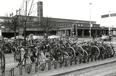 169246 Gezicht op het N.S.-station Leiden te Leiden, met op de voorgrond de rijwielklemmen met gestalde fietsen.